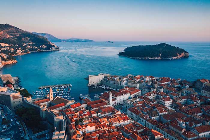 Costa di Dubrovnik e isolotto in Croazia