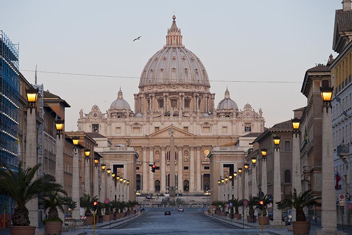 L'alba nella Basilica di San Pietro