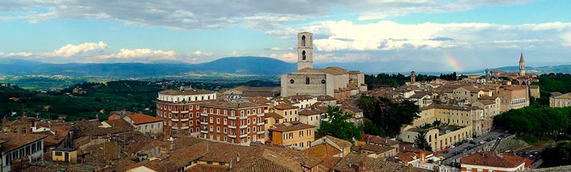 Panoramica di Perugia con la Basilica di San Domenico