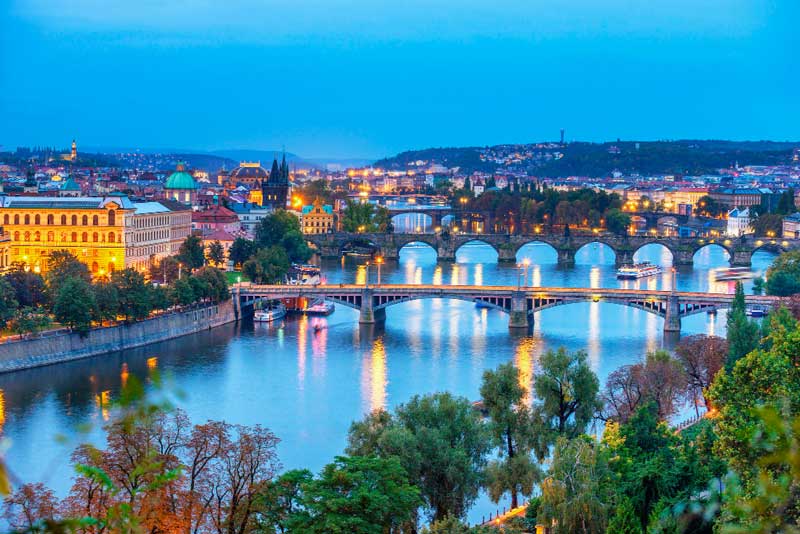 Vista della città di Praga di notte